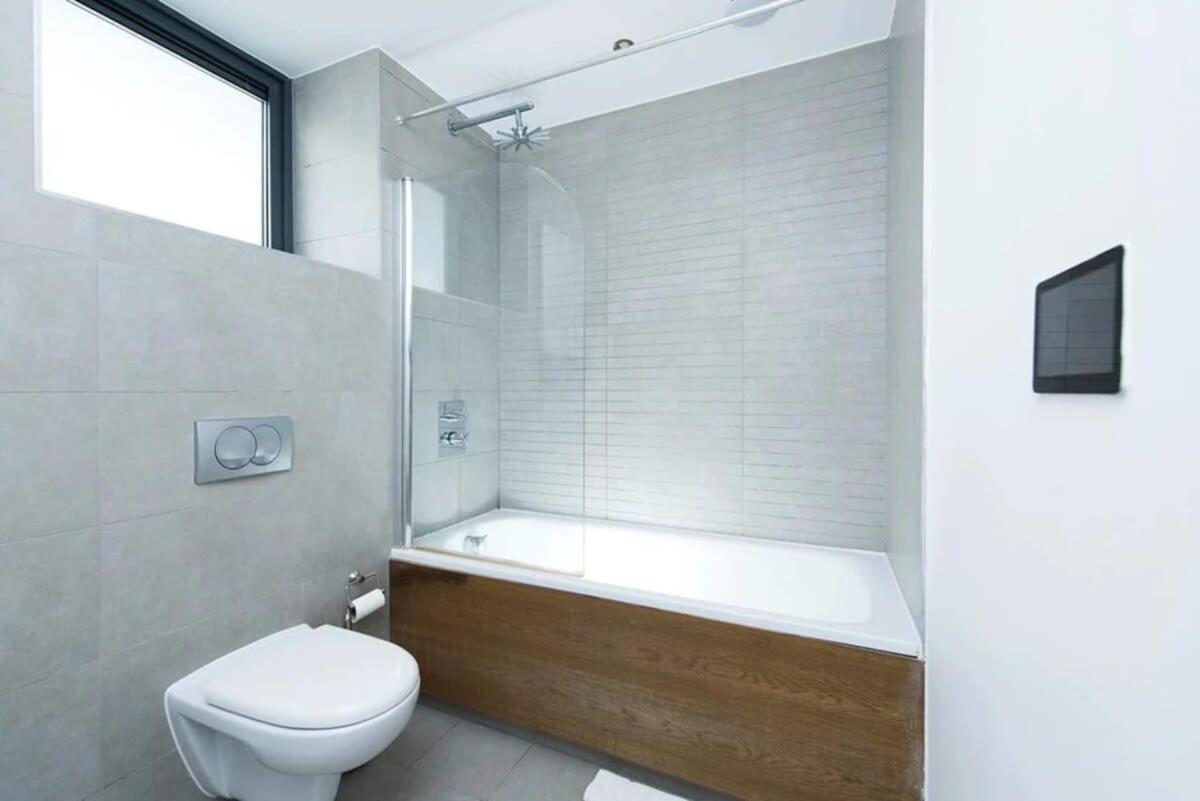 Modern 2 Bed Apartment W Balcony In London Exterior foto