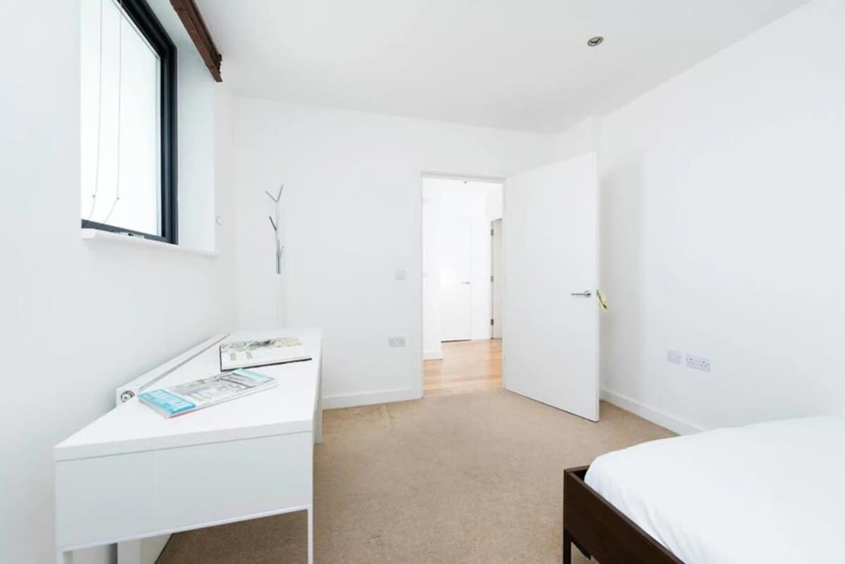Modern 2 Bed Apartment W Balcony In London Exterior foto
