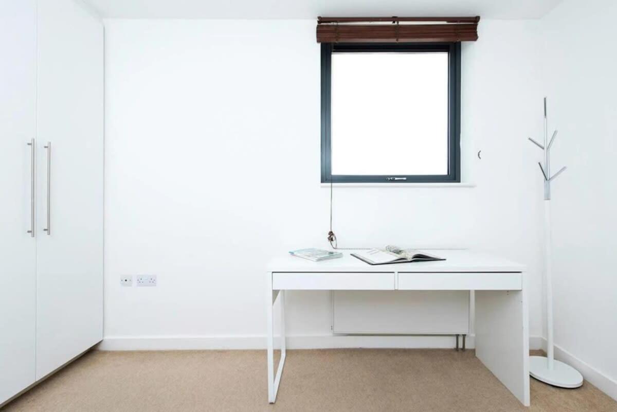 Modern 2 Bed Apartment W Balcony In London Exterior foto