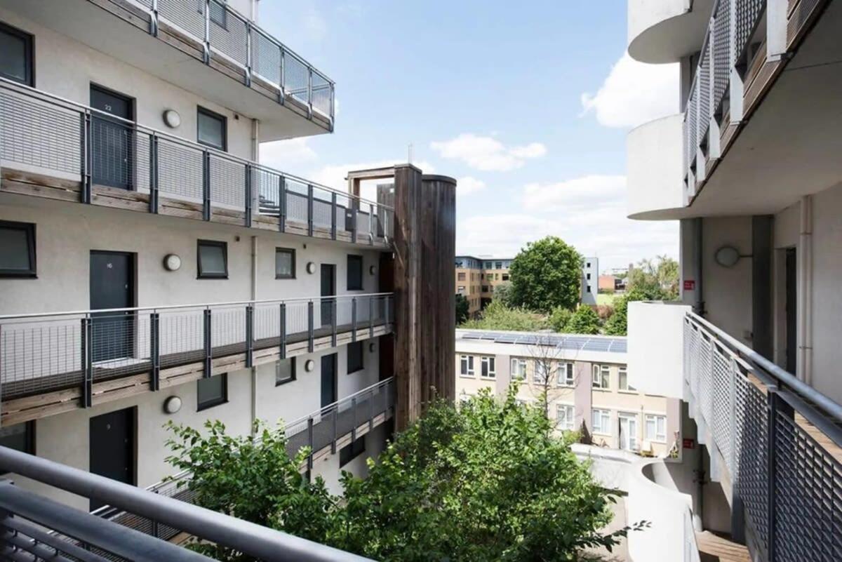 Modern 2 Bed Apartment W Balcony In London Exterior foto