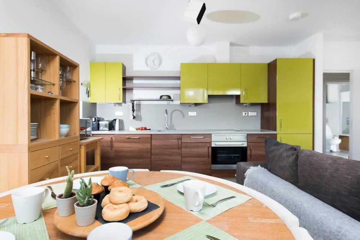 Modern 2 Bed Apartment W Balcony In London Exterior foto